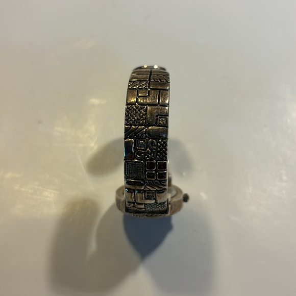 Silver toned bracelet watch vintage style intricate design new battery - Picture 4 of 8